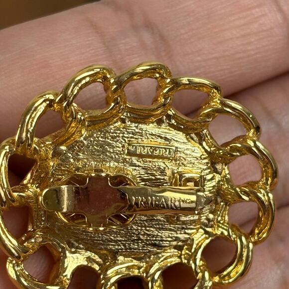 B17 Trifari Earrings Gold Tone Black Vintage Clip On Statement Old Hollywood - Picture 6 of 7